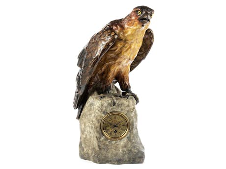 Tonfigur eines Adlers auf Felsen mit eingebauter Uhr
