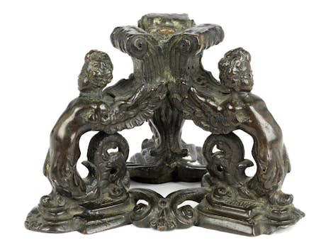 Bronzesockel eines Kerzen- oder Tintenfasshalters