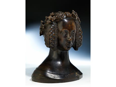 Seltene museale Bronzebüste einer höfischen Dame mit Kronreif