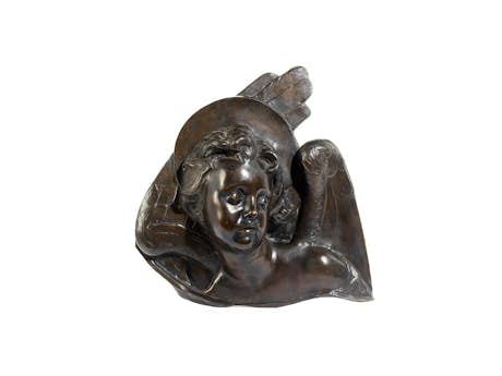 Hochrelief in Bronze in Gestalt eines lockigen Engelskopfes