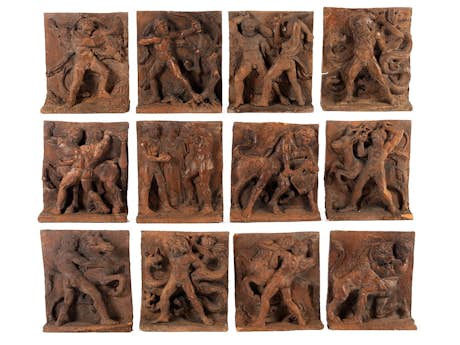 Zwölf Terrakotta-Reliefs, die Heldenarbeiten des Herkules darstellend