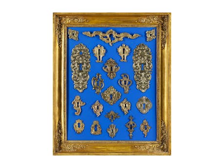 Sammlung barocker Schlüsselschilder in Louis XVI-Rahmen