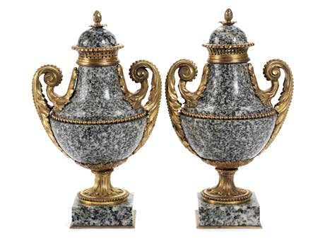 Paar Cassolettes in poliertem grauem Porphyr mit vergoldeten Bronzen