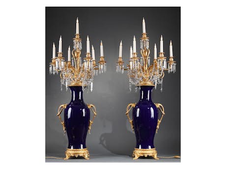 Paar elegante Vasenkandelaber in Louis XVI-Stil 