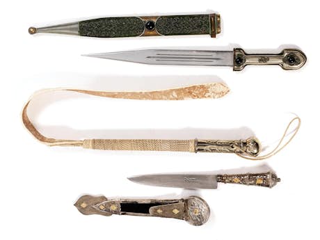 Messer der Firma Franz Wenk, Solingen sowie ein Dolch in Scheide und eine Peitsche