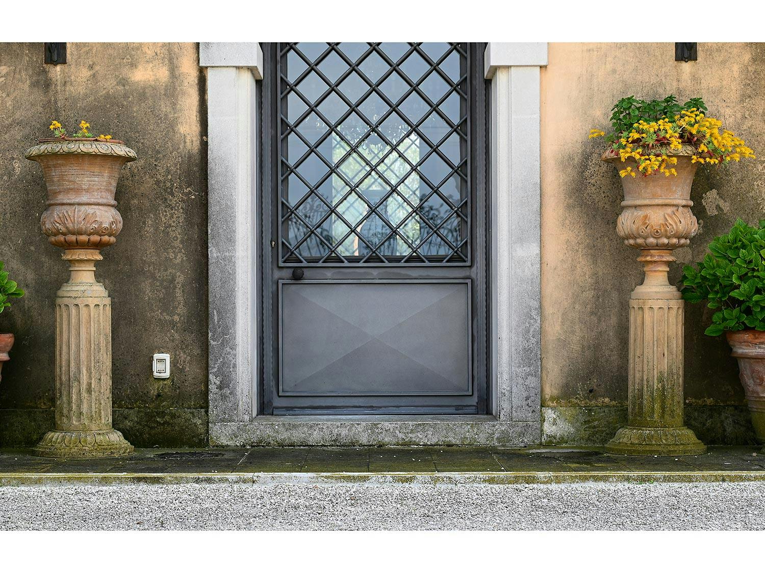 Detailabbildung: Paar dekorative Portalvasen