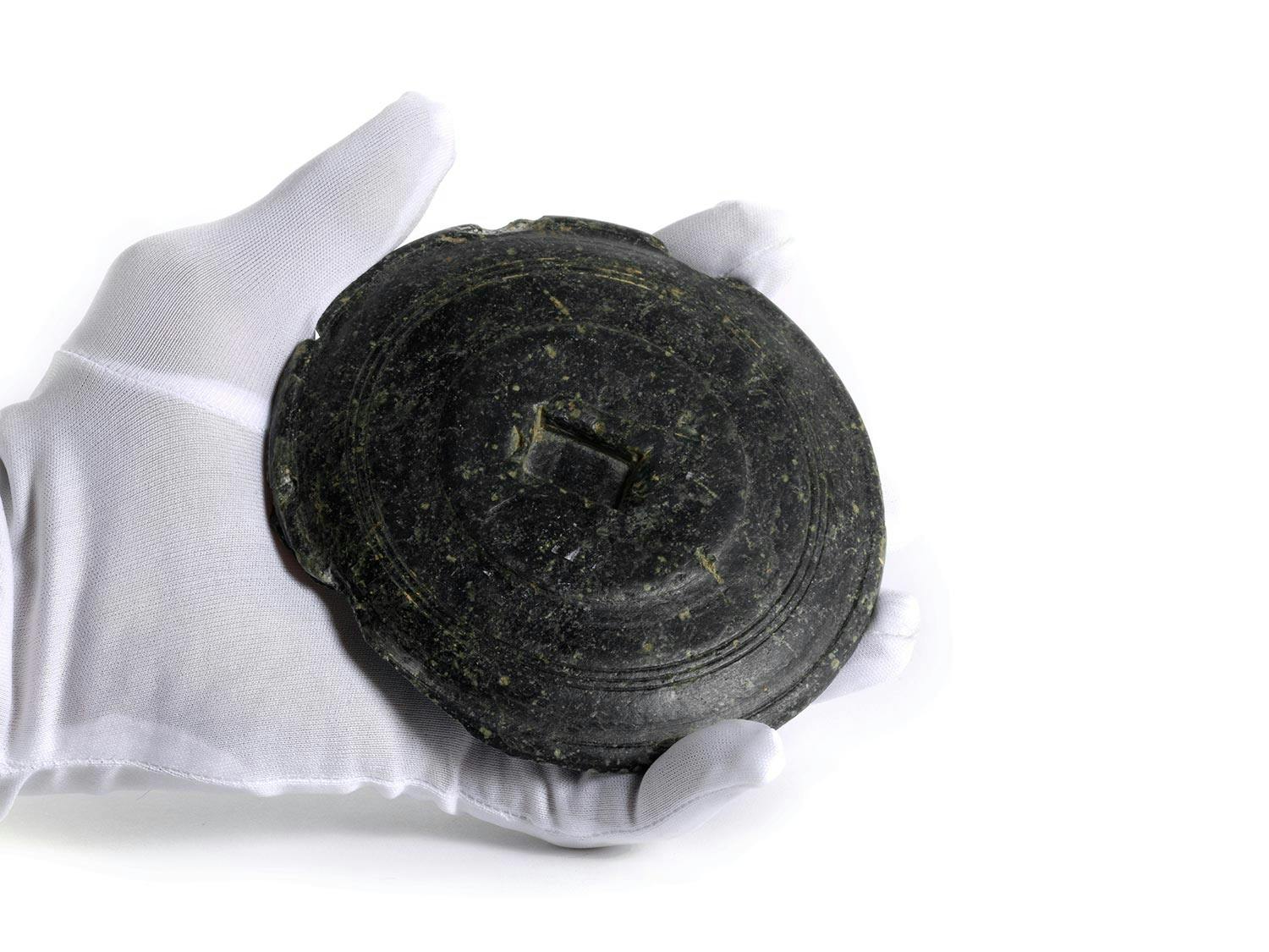 Detailabbildung: Pyxisdeckel in grüngrauem Stein