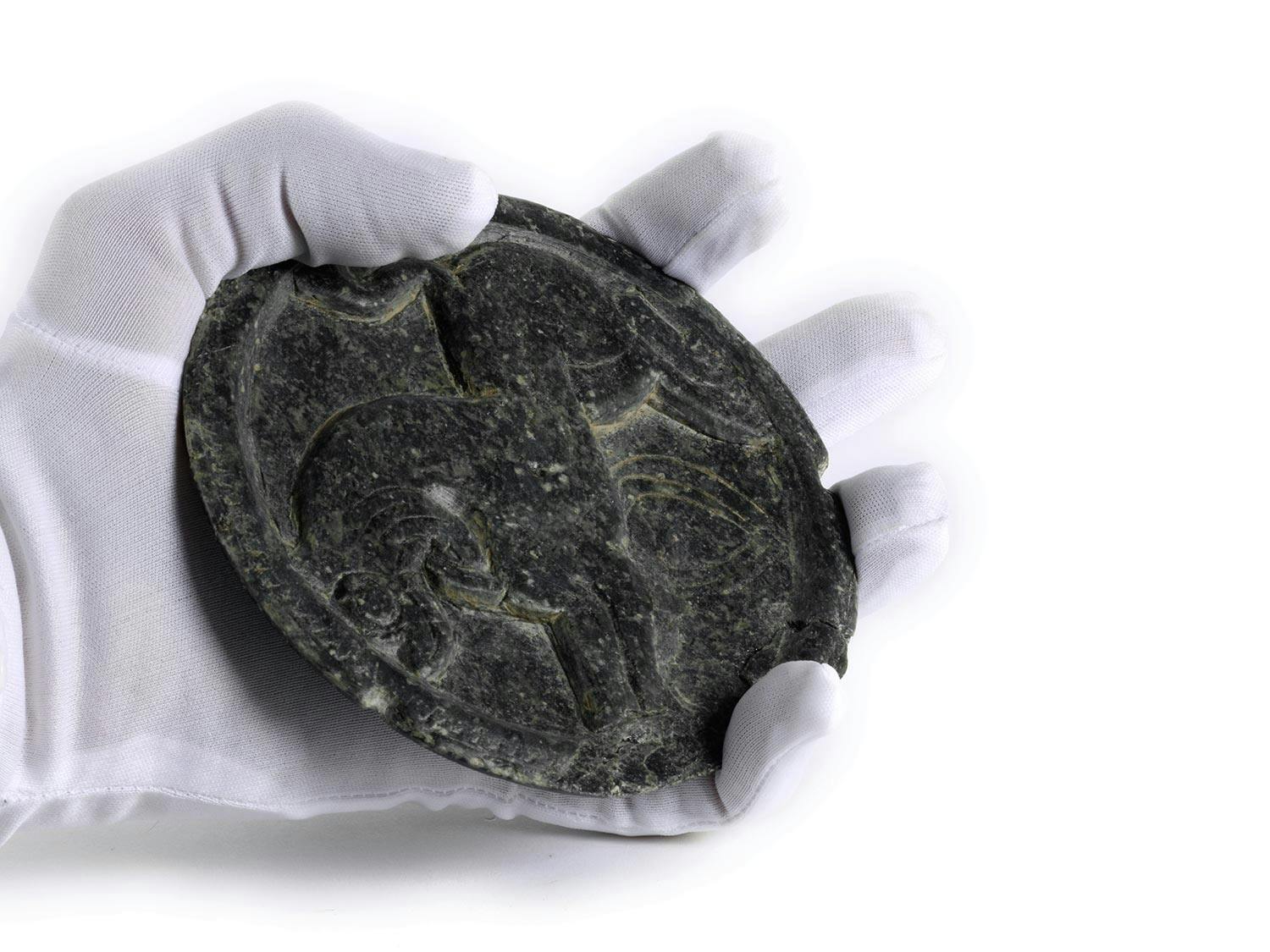 Detailabbildung: Pyxisdeckel in grüngrauem Stein