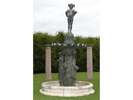 Springbrunnen mit Aulos spielendem Hermes
