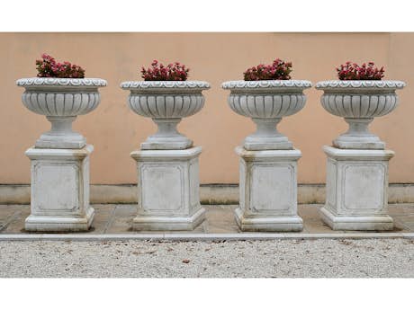 Vier gesockelte Vasen