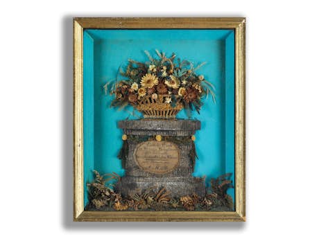 Diorama mit Baumrinde und darauf stehender Schale mit Trockenblumen