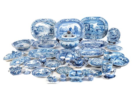 Umfangreiches Porzellan- und Fayence-Konvolut mit blau-weißem Dekor