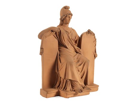 Terrakottaskulptur der französischen, sitzenden Marianne, zwei Tafeln haltend