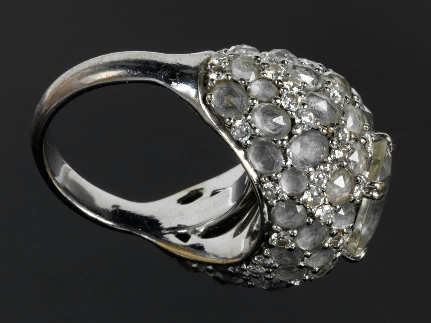 Detailabbildung: Weißer Saphir-Diamantring