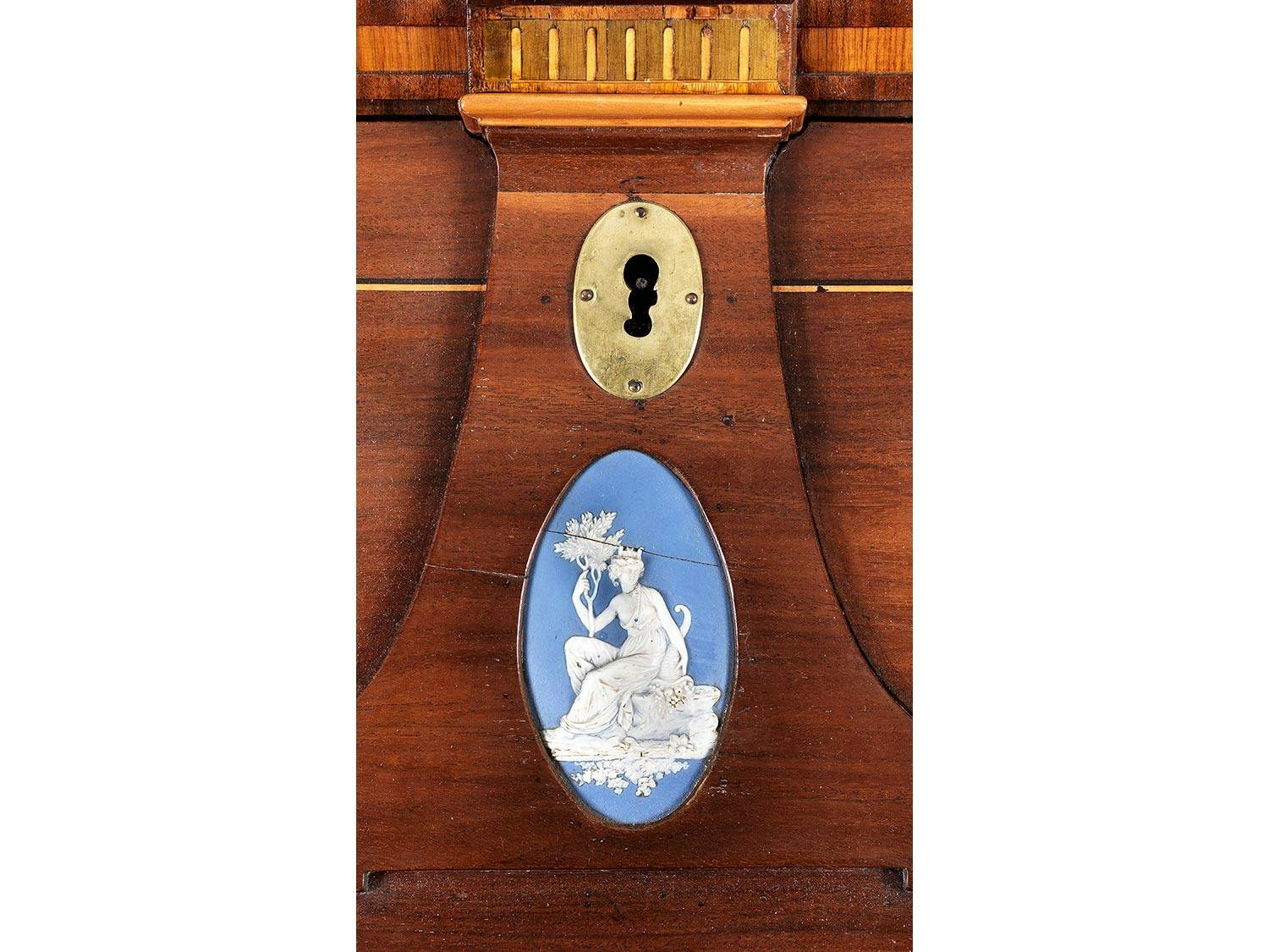 Detailabbildung: Bedeutender Dresdner Schreibsekretär