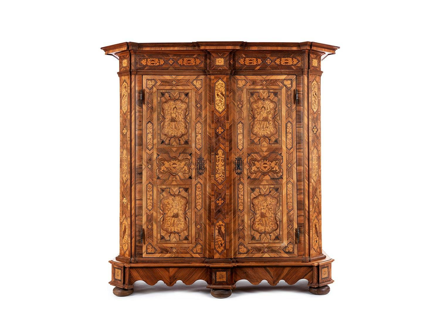 Barockschrank mit Intarsiendekor