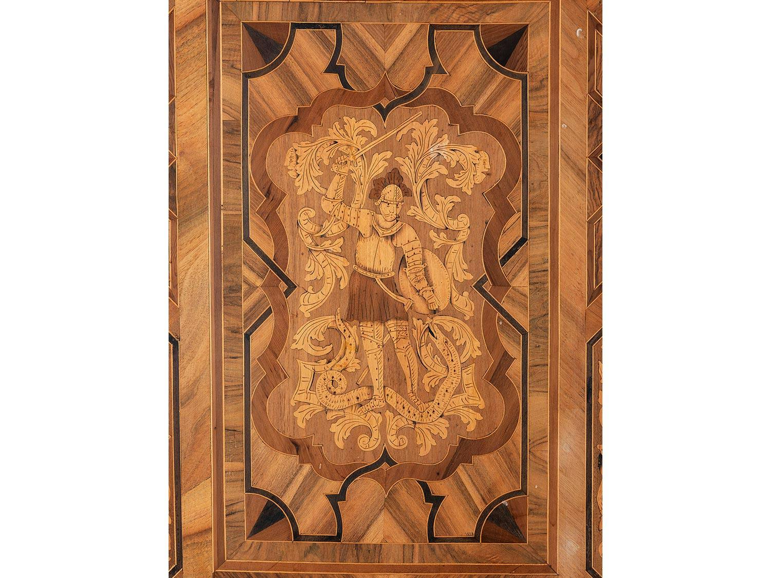 Detailabbildung: Barockschrank mit Intarsiendekor