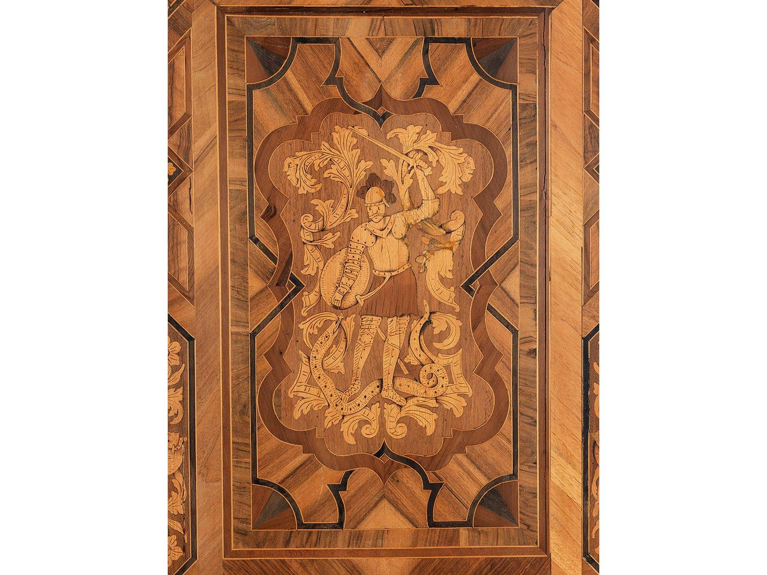 Detailabbildung: Barockschrank mit Intarsiendekor