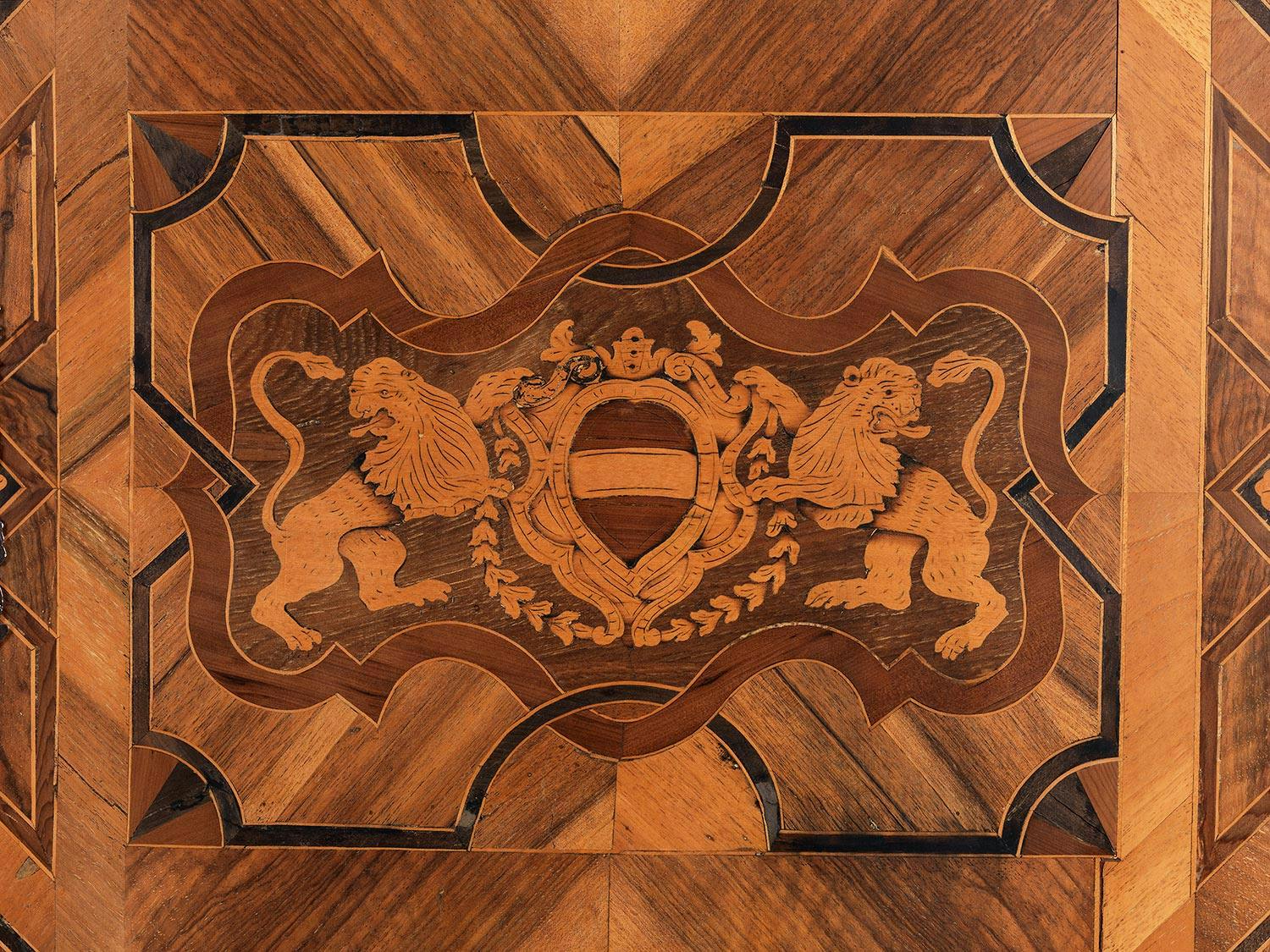 Detailabbildung: Barockschrank mit Intarsiendekor