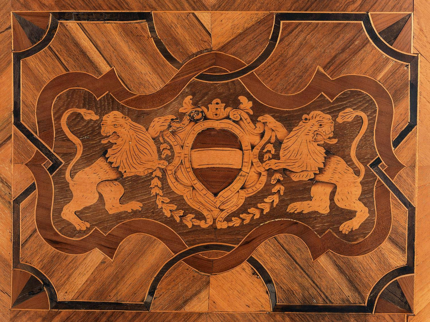 Detailabbildung: Barockschrank mit Intarsiendekor