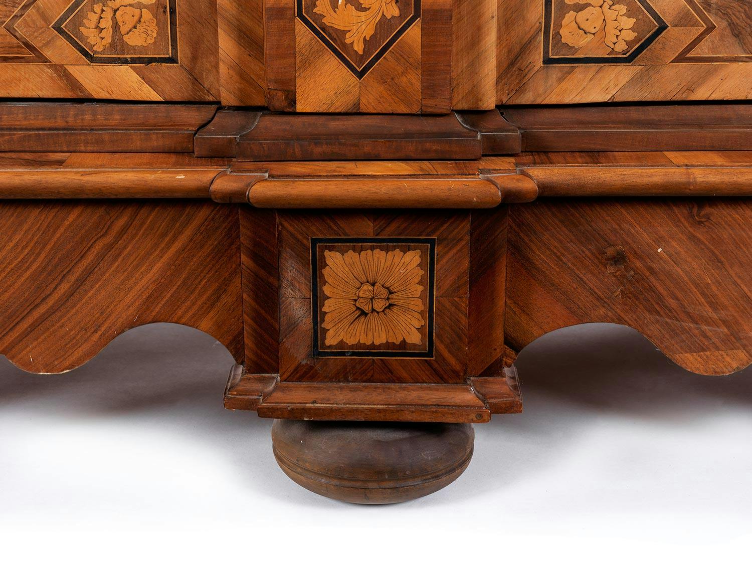 Detailabbildung: Barockschrank mit Intarsiendekor