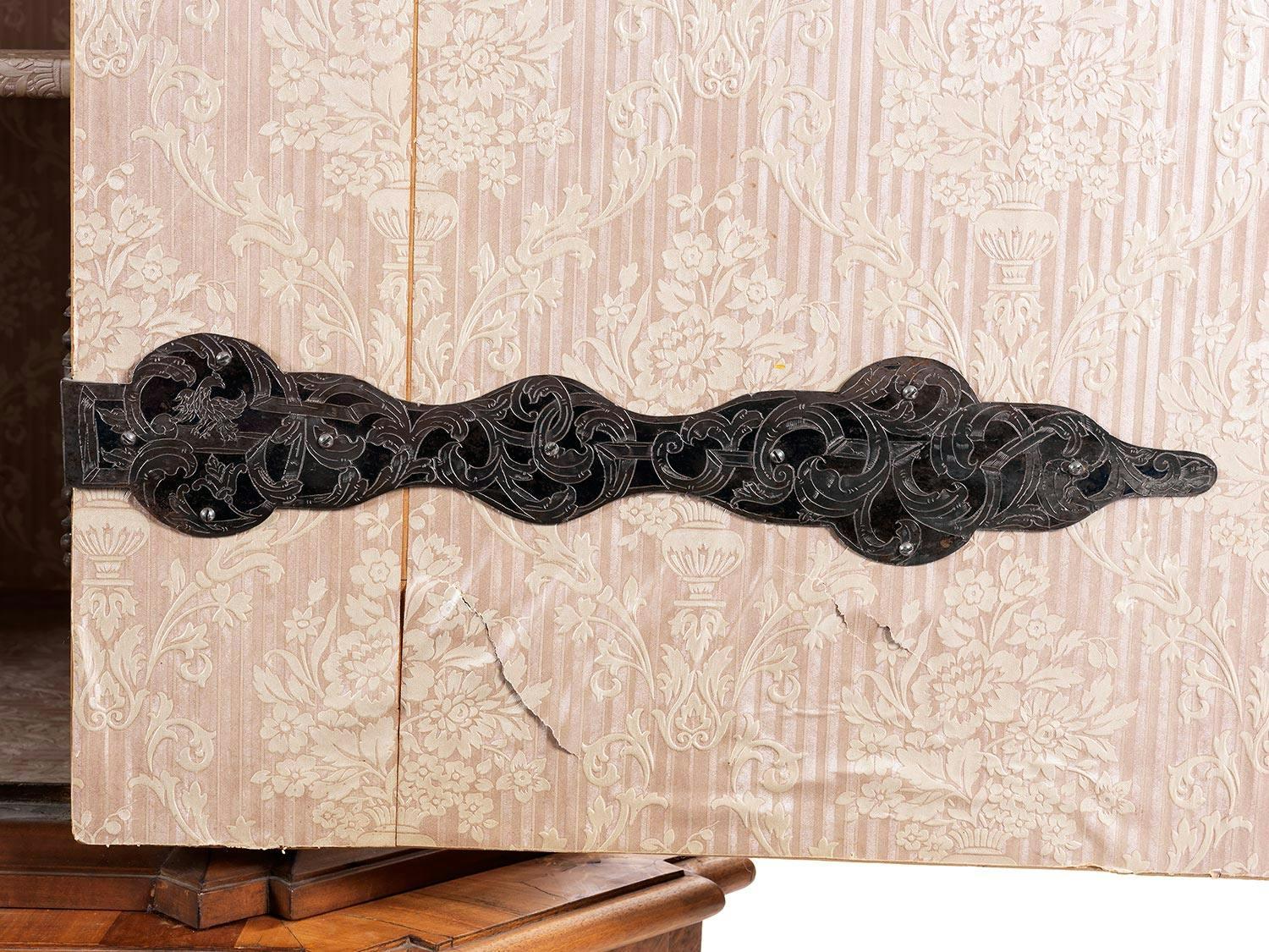 Detailabbildung: Barockschrank mit Intarsiendekor