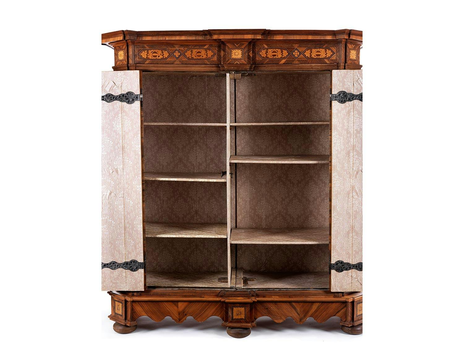 Detailabbildung: Barockschrank mit Intarsiendekor