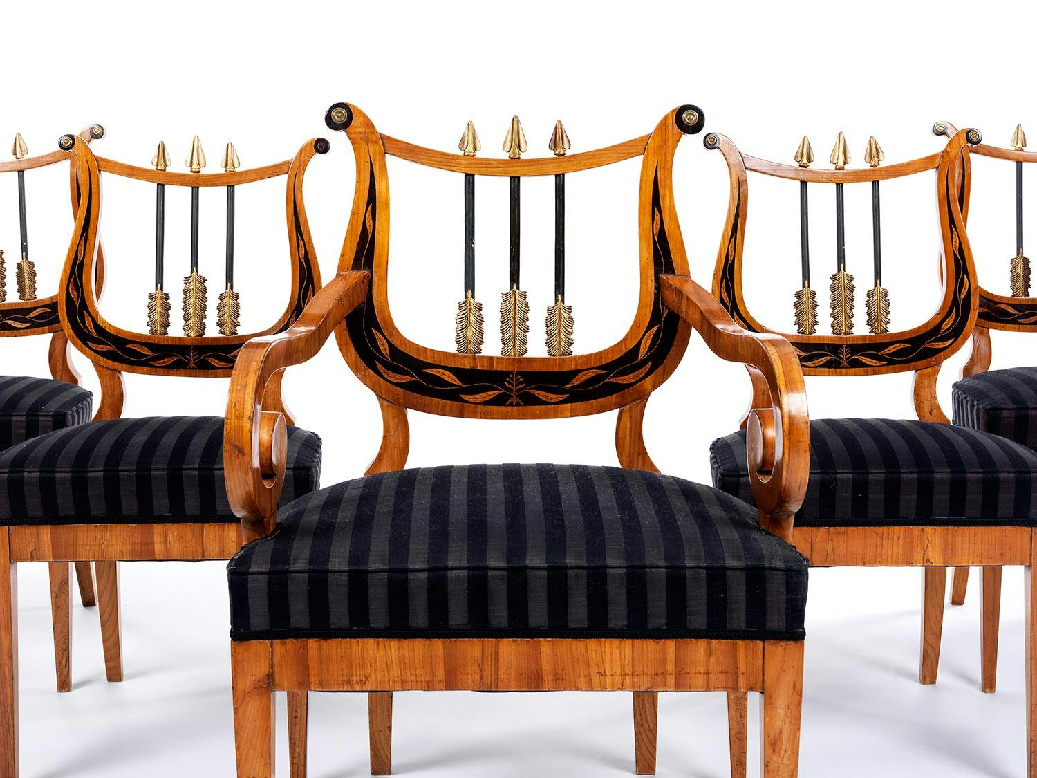 Detailabbildung: Satz von vier Empire-Stühlen und einem Armlehnstuhl