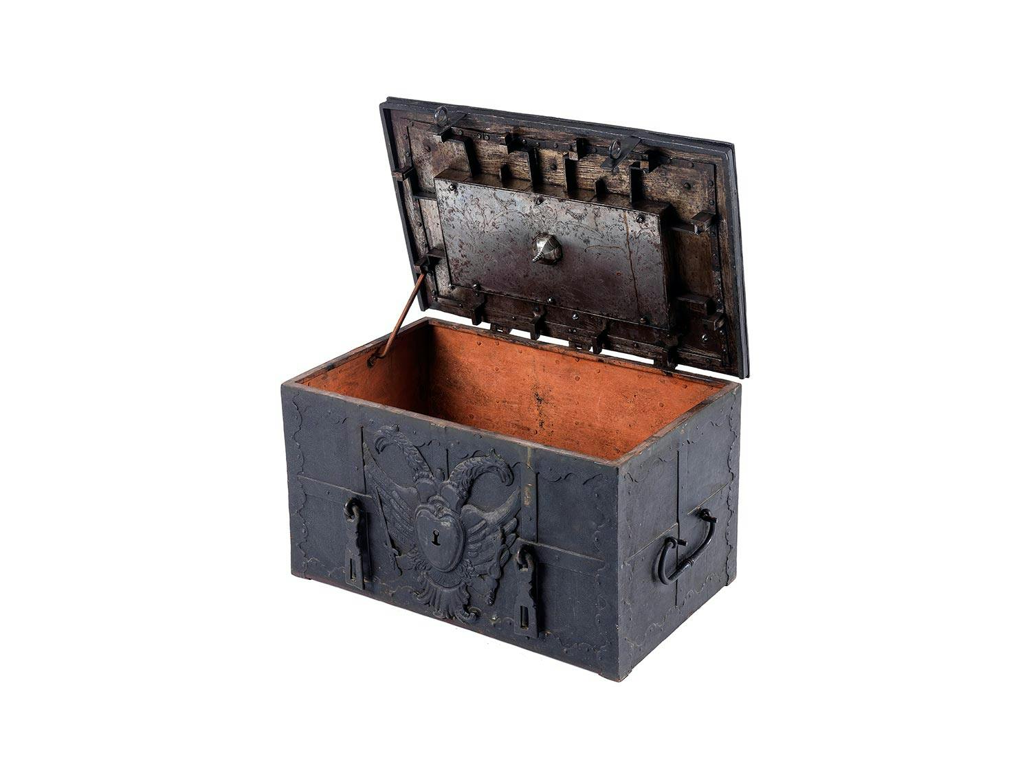 Detailabbildung: Barocke Eisentruhe