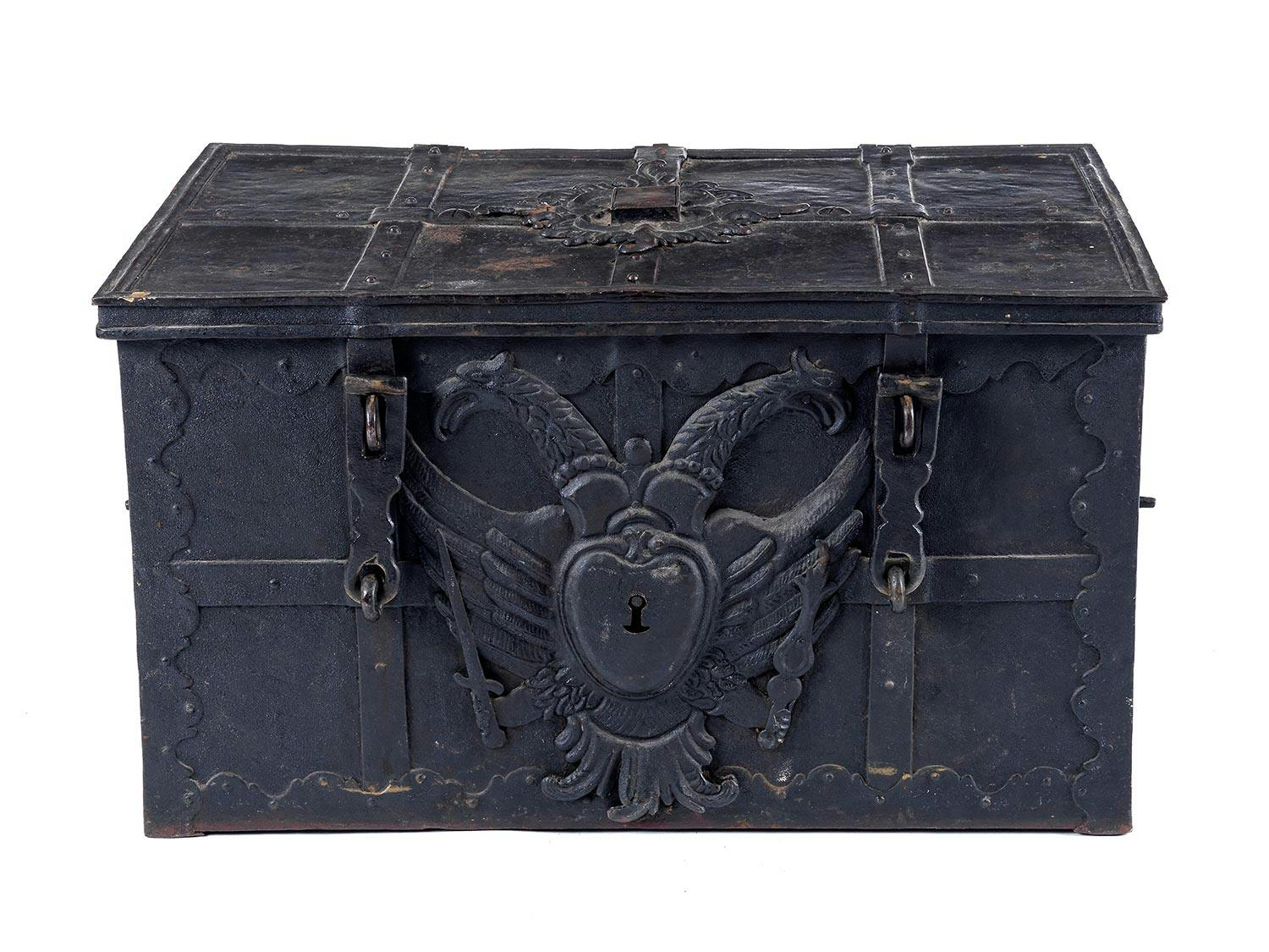 Detailabbildung: Barocke Eisentruhe
