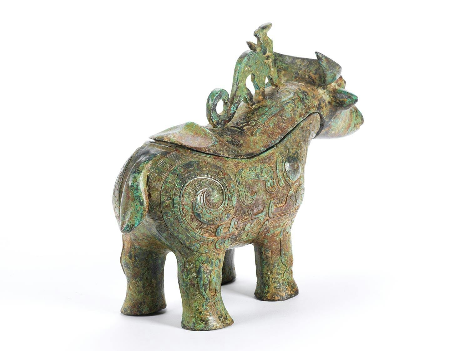 Detailabbildung: Ritualgefäß in Gestalt eines Büffels im Stil der Shang Zeit