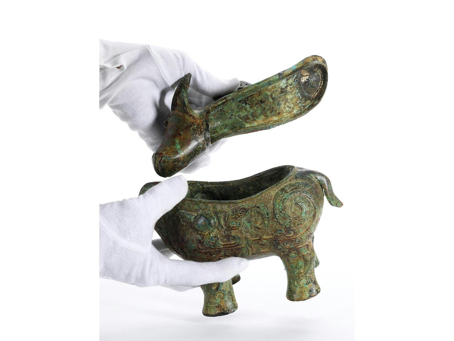 Detailabbildung: Ritualgefäß in Gestalt eines Büffels im Stil der Shang Zeit