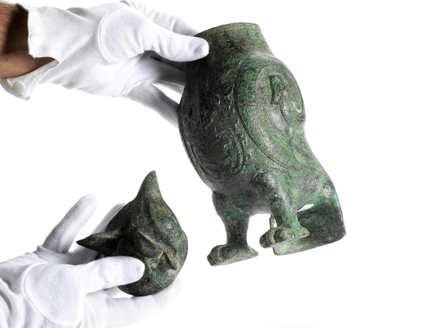 Detailabbildung: Rituelles Weingefäß in Gestalt einer Eule vom Typ Zun