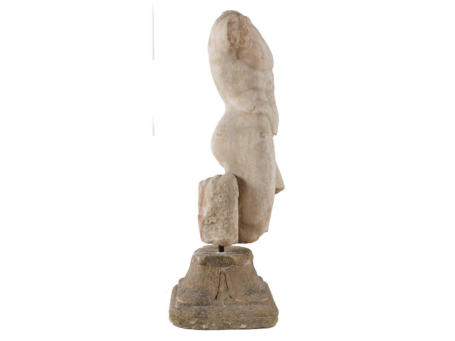 Detailabbildung: Torso eines Mannes