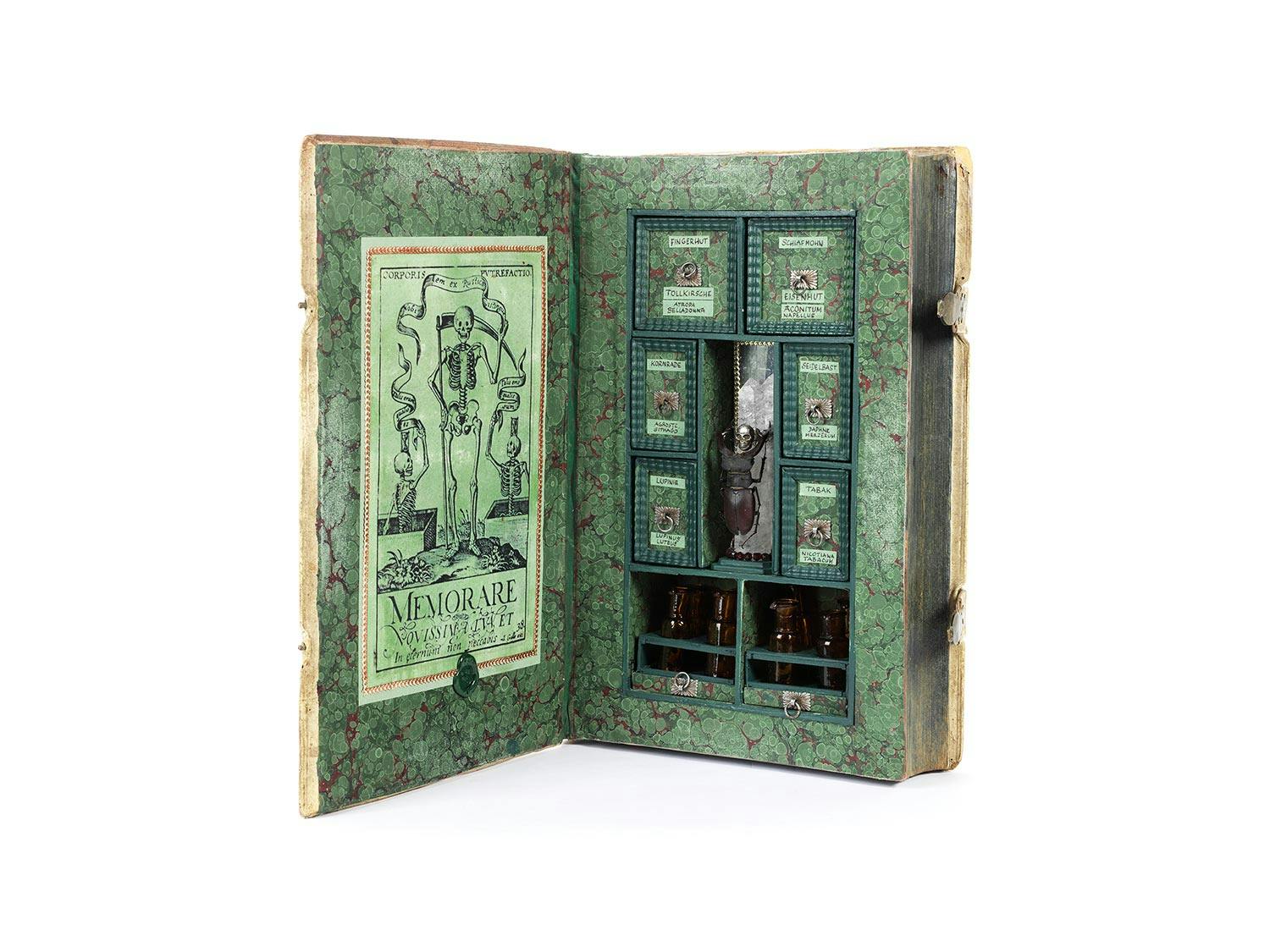 Detailabbildung: Geheime Giftapotheke in Buchform