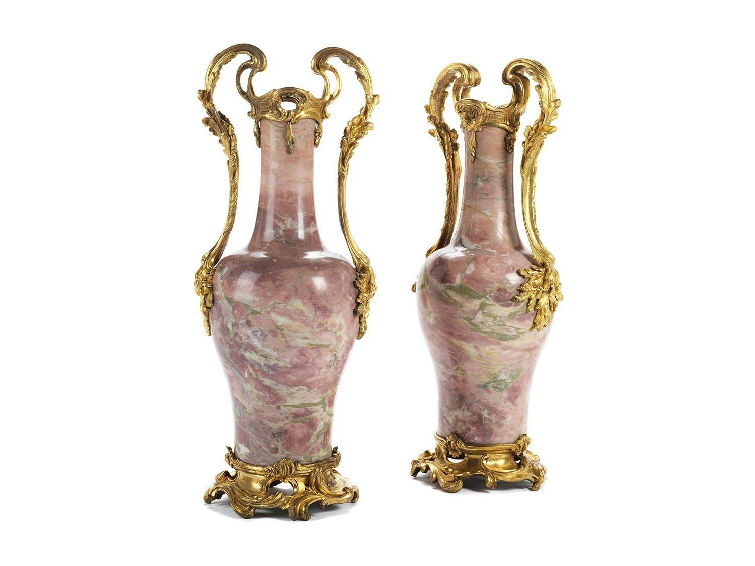 Paar Marmorvasen im Louis XV-Stil mit vergoldeter Bronzemontierung