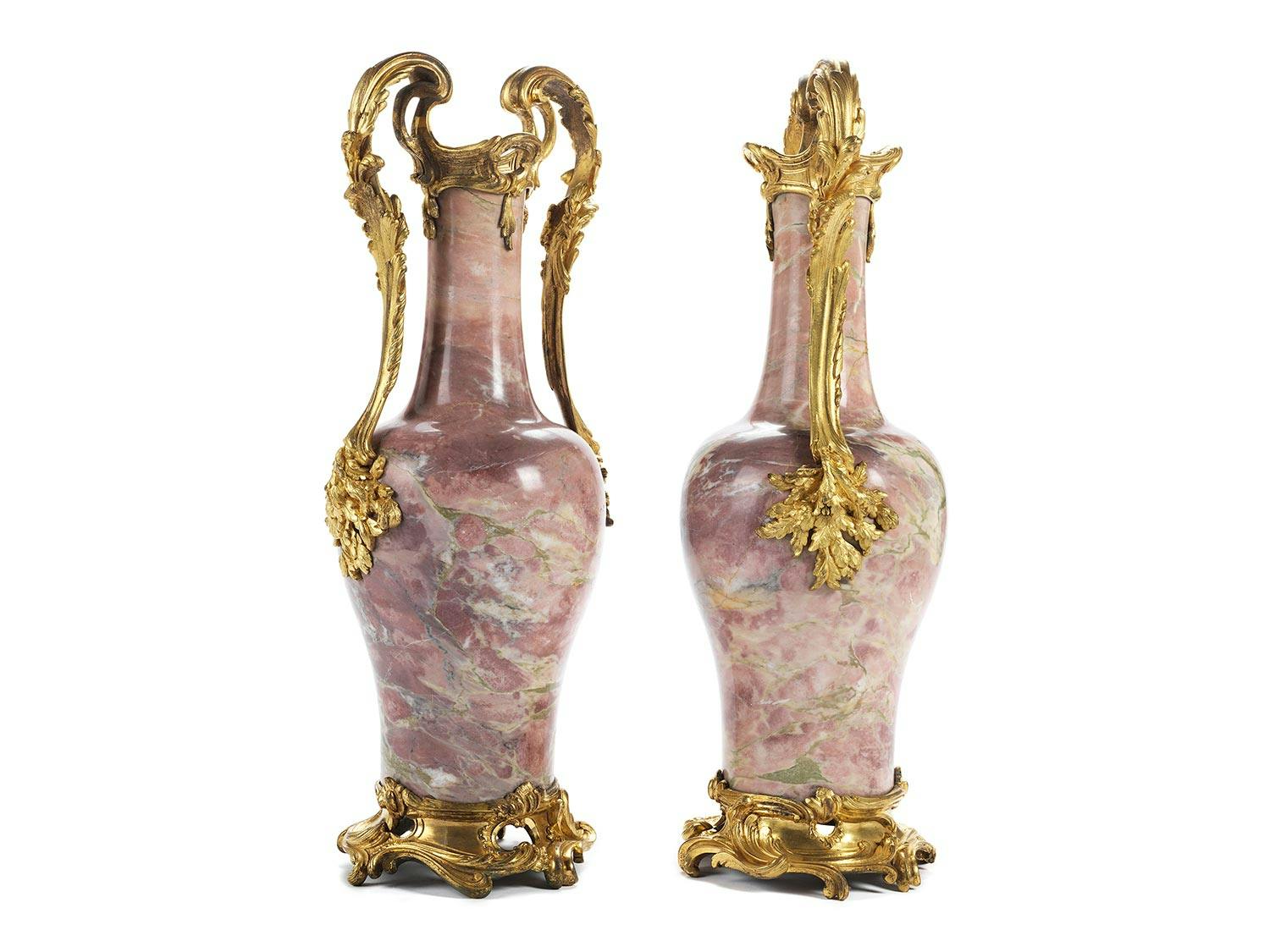 Detailabbildung: Paar Marmorvasen im Louis XV-Stil mit vergoldeter Bronzemontierung