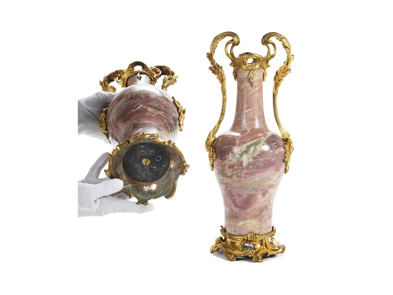 Detailabbildung: Paar Marmorvasen im Louis XV-Stil mit vergoldeter Bronzemontierung