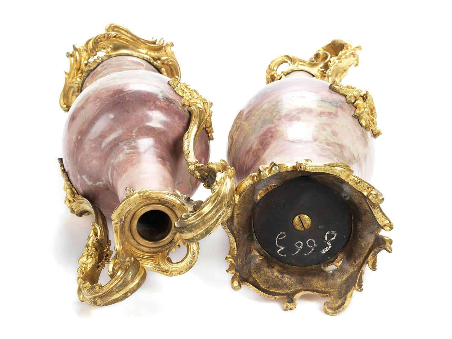 Detailabbildung: Paar Marmorvasen im Louis XV-Stil mit vergoldeter Bronzemontierung