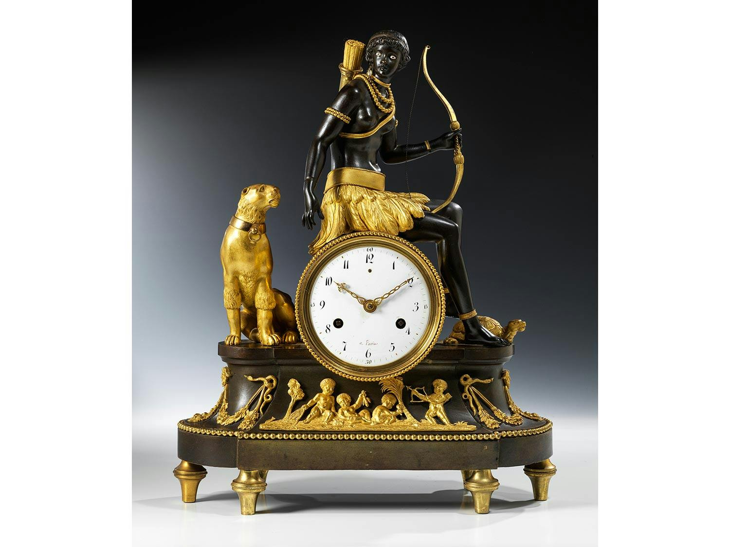 Seltene Pariser Kaminuhr des Directoire „Allegorie Afrika“