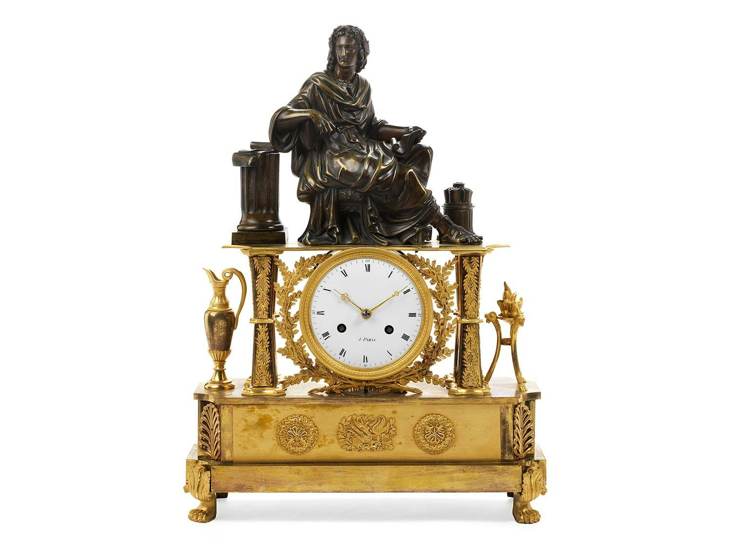 Französische Kaminuhr mit Bronzefigur einer antiken Dichtergestalt