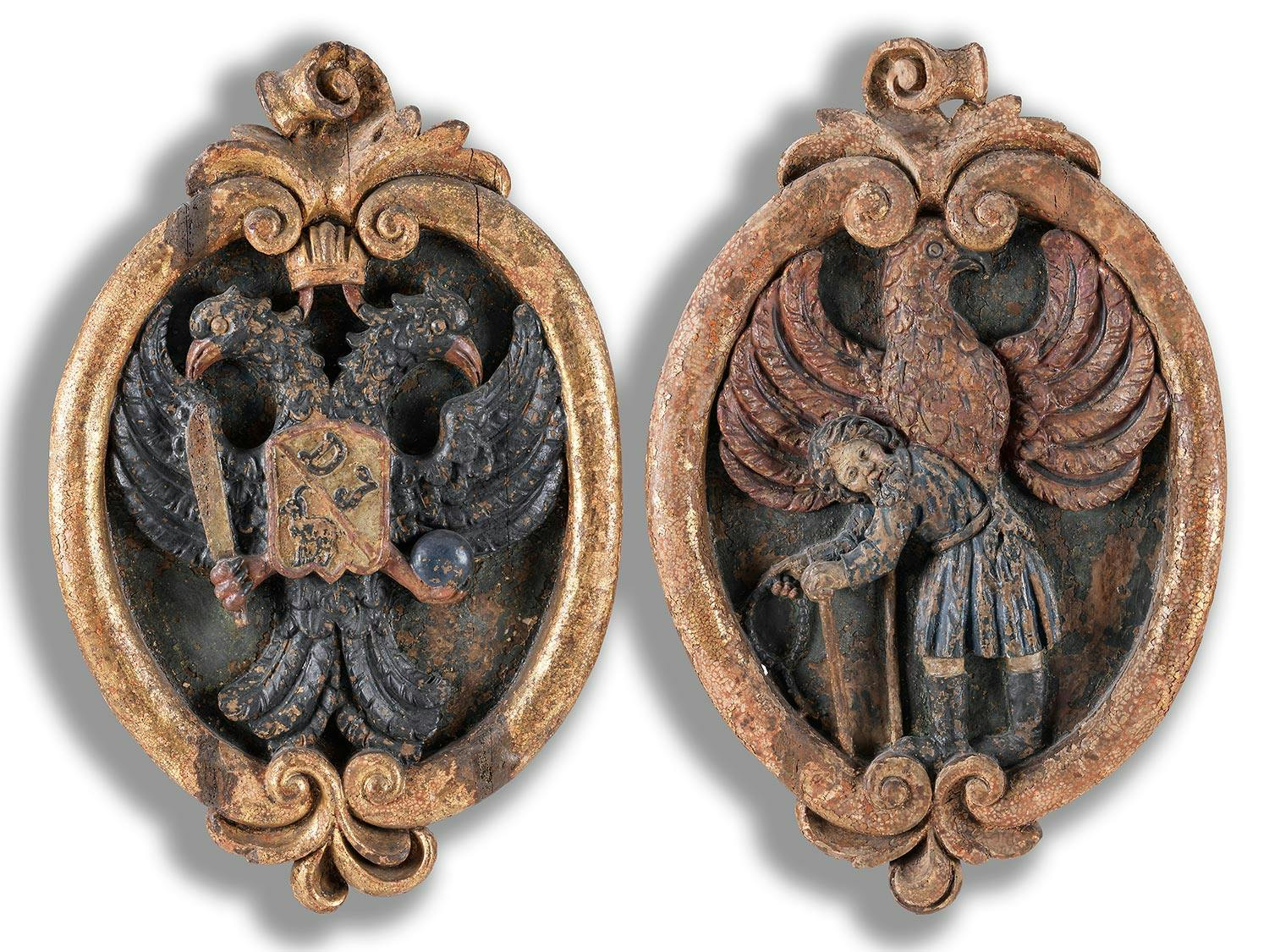Zwei geschnitzte Wappen