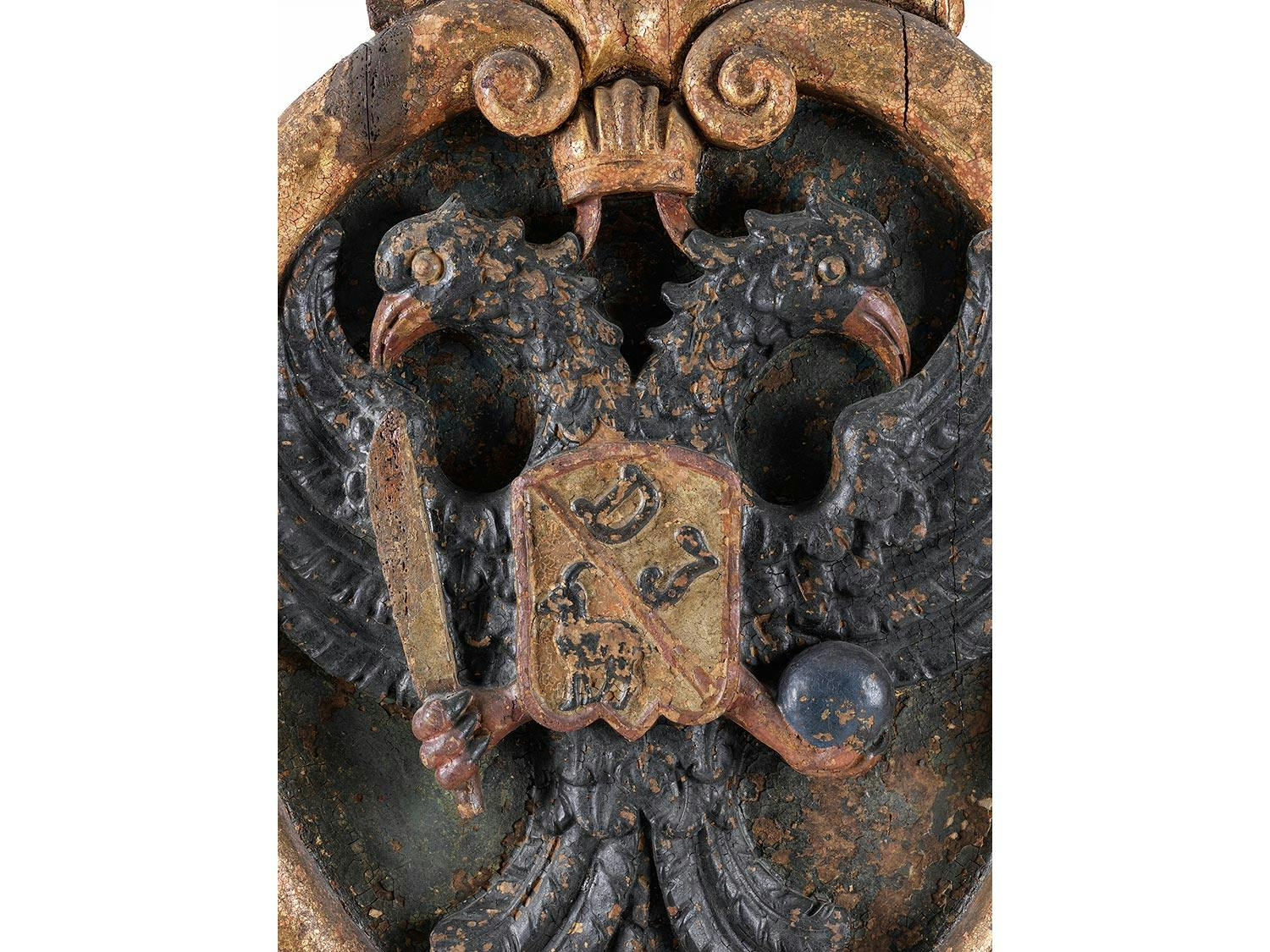 Detailabbildung: Zwei geschnitzte Wappen