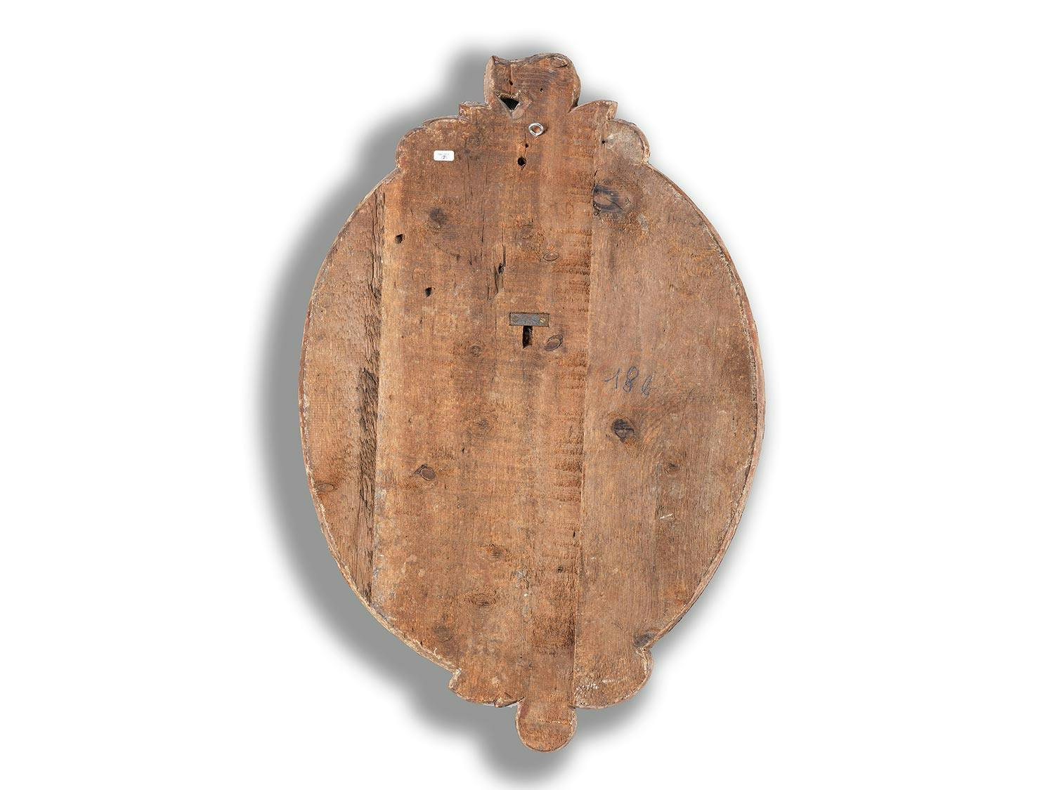 Detailabbildung: Zwei geschnitzte Wappen