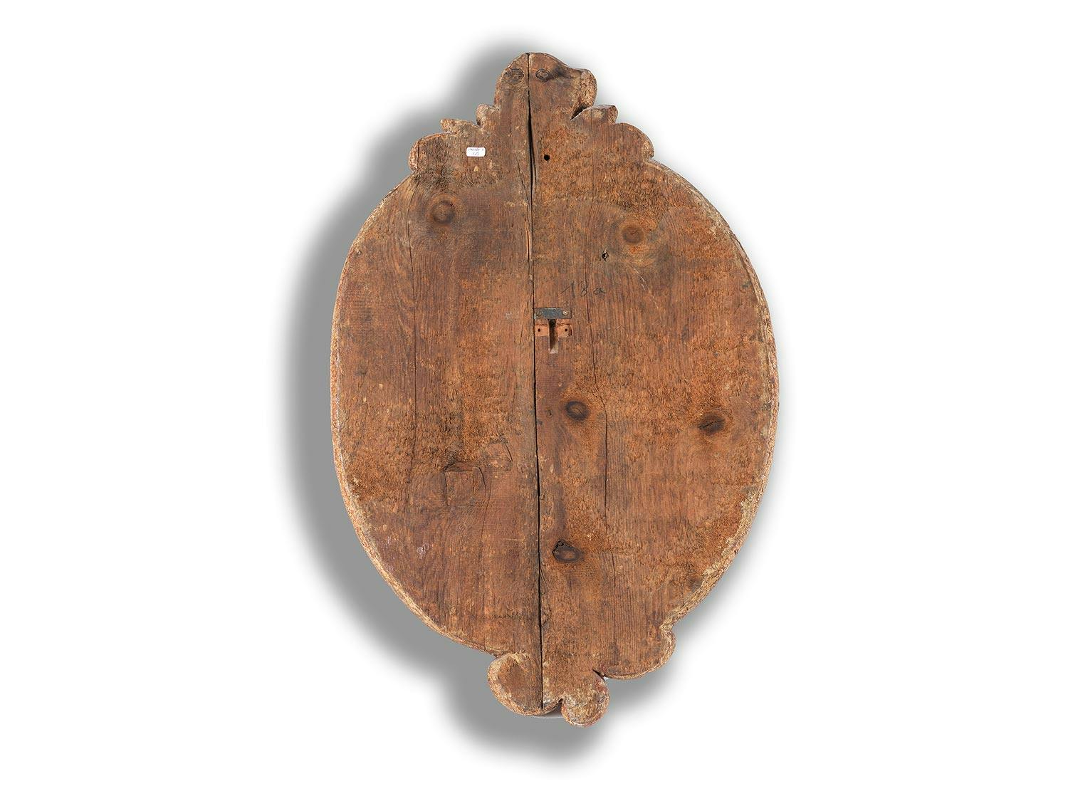 Detailabbildung: Zwei geschnitzte Wappen