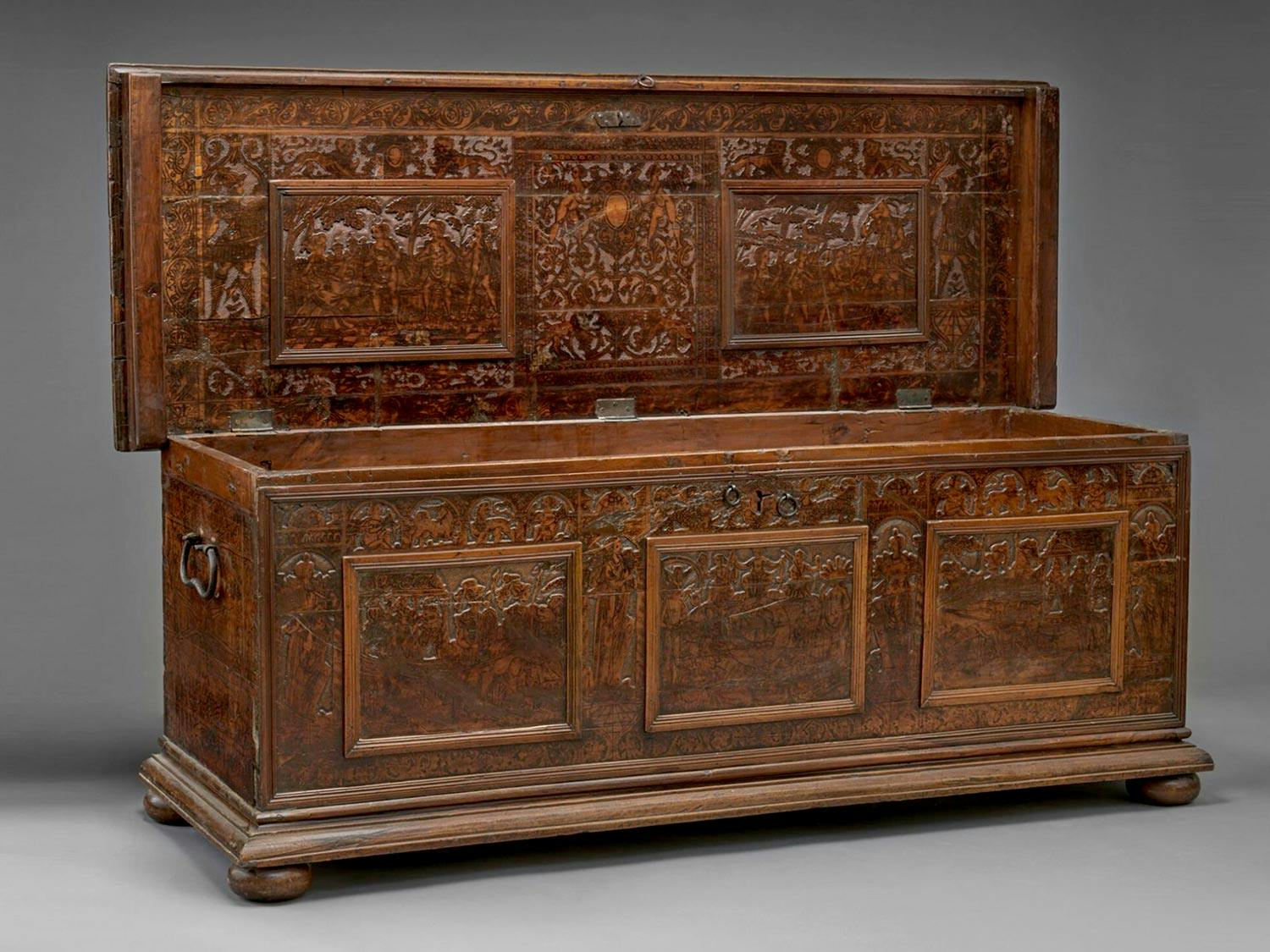 Seltene geschnitzte und pyrographierte Zedernholztruhe