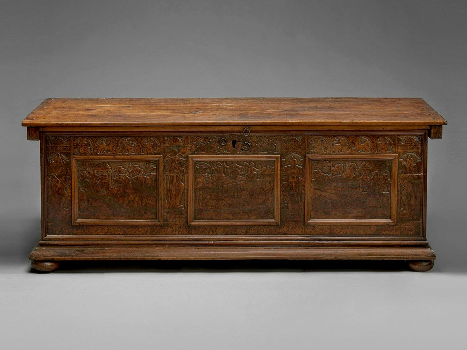 Detailabbildung: Seltene geschnitzte und pyrographierte Zedernholztruhe