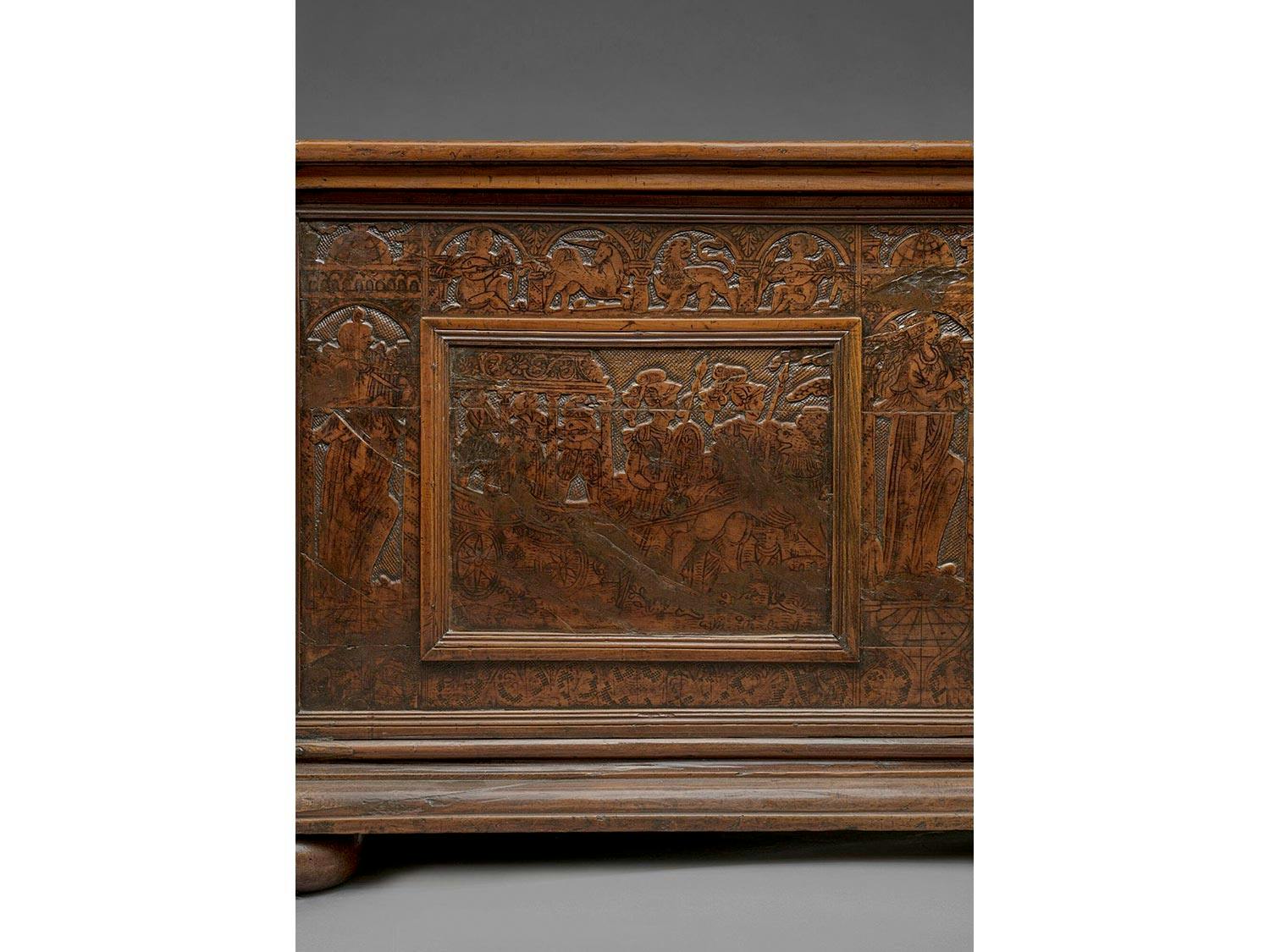 Detailabbildung: Seltene geschnitzte und pyrographierte Zedernholztruhe