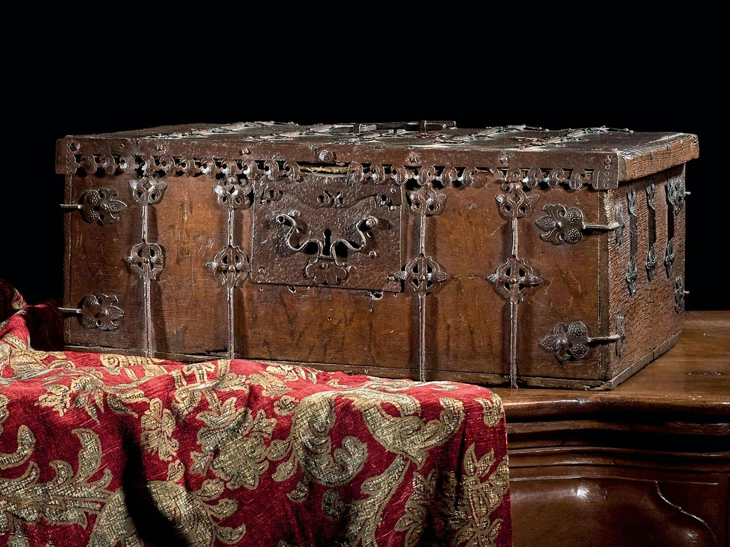 Schöne gotische eisenbeschlagene Eichenholztruhe