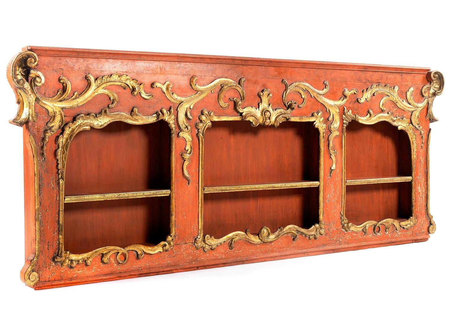 Wandregal im Rokoko-Stil